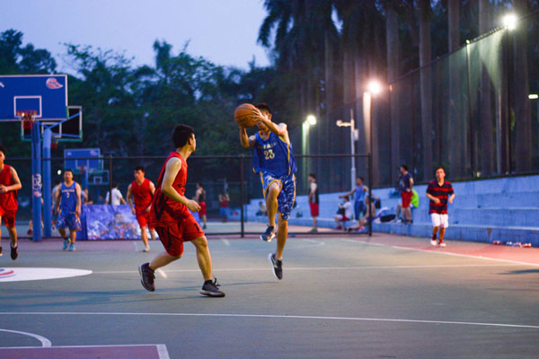 圖2 場(chǎng)上參賽隊(duì)員們矯健敏捷的身姿