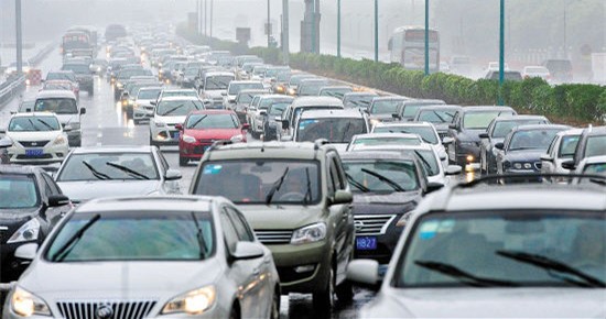 圖2 網(wǎng)絡(luò)圖片：城市高峰期堵車嚴重