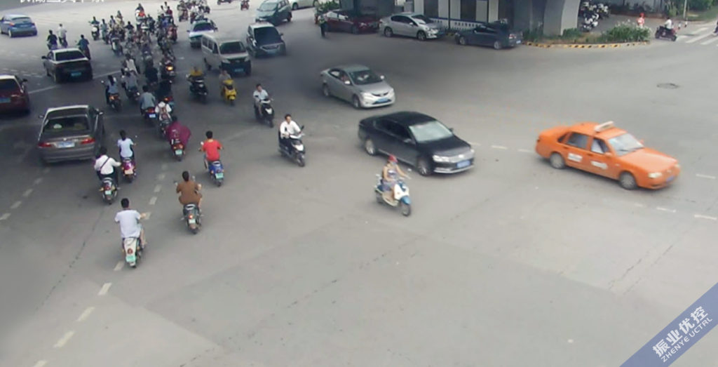 圖3 機(jī)動(dòng)車與非機(jī)動(dòng)車同時(shí)大量涌進(jìn)路口，相互干擾