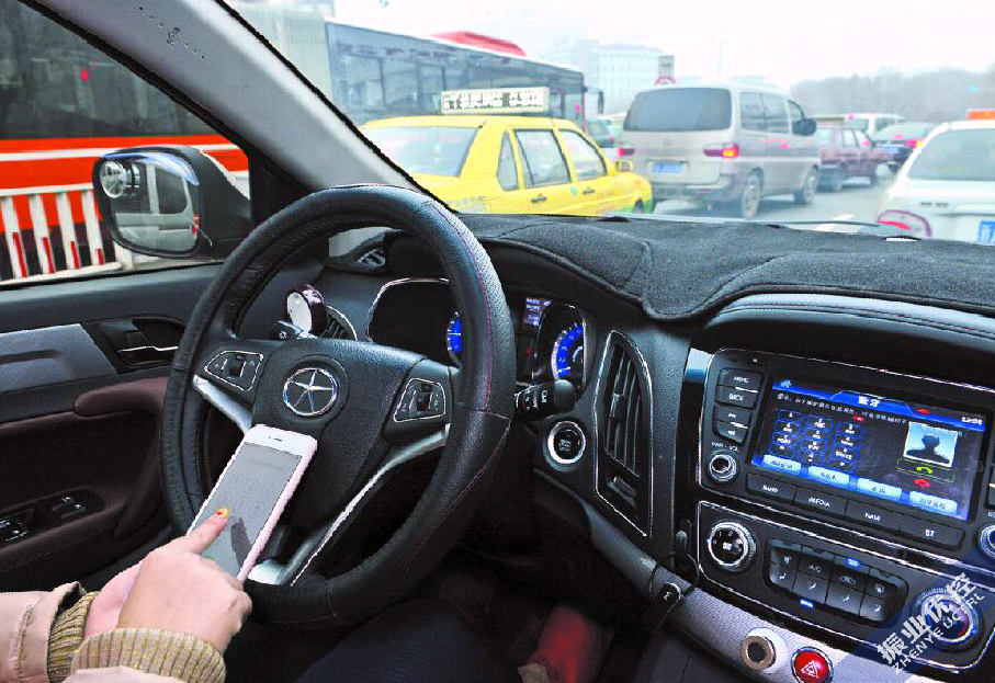 圖3 綠燈時(shí)司機(jī)還低頭玩手機(jī)