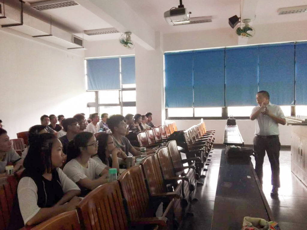 圖1 鄒主管介紹公司情況及互動現(xiàn)場