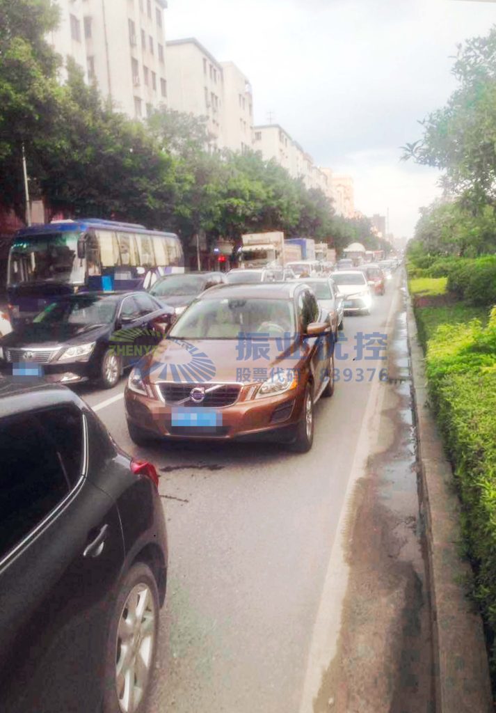 圖3 晚高峰時(shí)段，南進(jìn)口車流排隊(duì)實(shí)景圖