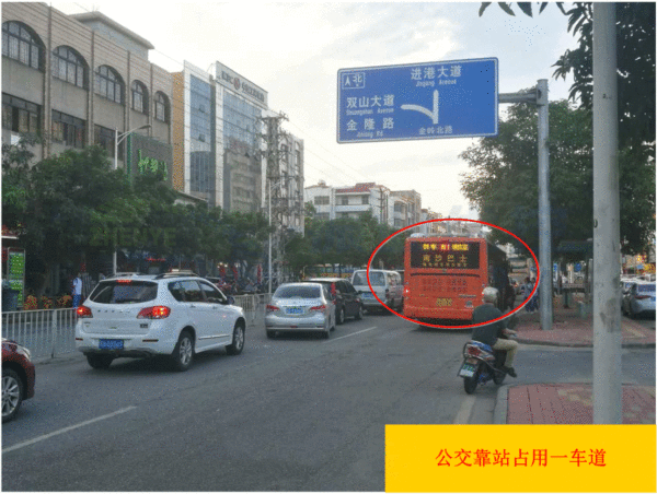 圖6 南進(jìn)口公交站占用車道