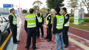 圖4 項目組成員與交警討論疏導(dǎo)方案