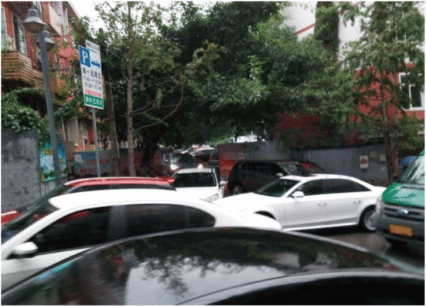 圖6 唐坎上小學(xué)停車場(chǎng)出入車輛沖突