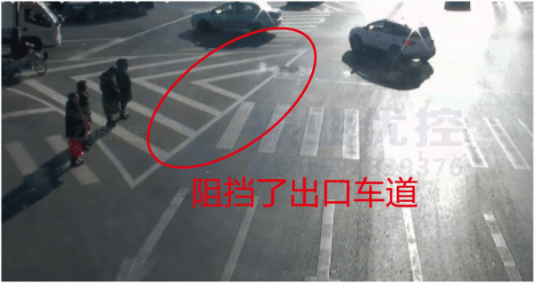 圖7 標(biāo)線渠化島施畫不規(guī)范