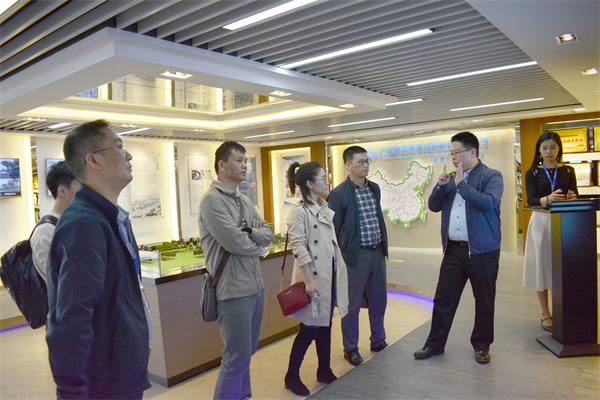 圖2 CEO陳寧寧與院長(zhǎng)洪波帶校方參觀振業(yè)優(yōu)控總部