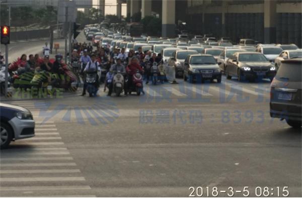 圖3 中華園湖路口優(yōu)化前南進(jìn)口早高峰車輛排隊(duì)情況