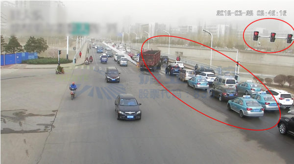 圖3 濱河路-緯三橋早高峰東進(jìn)口車輛排隊回溢現(xiàn)象