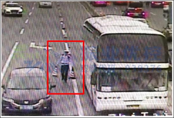 圖3 民警現(xiàn)場擺放交通錐