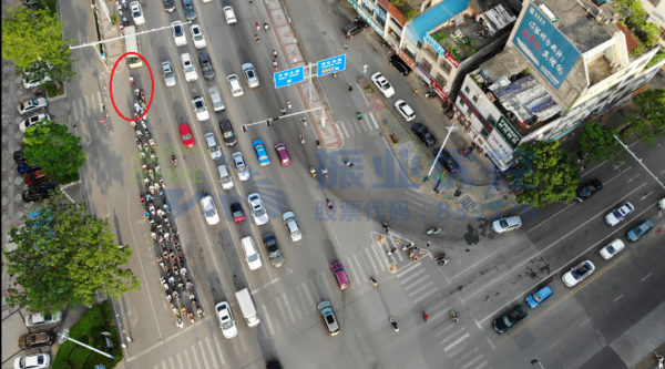 圖4 優(yōu)化前左轉(zhuǎn)非機(jī)動(dòng)車阻擋右轉(zhuǎn)機(jī)動(dòng)車