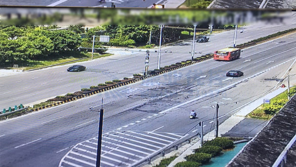 圖5 閱江大橋出口劃線，引導(dǎo)車輛提前變道