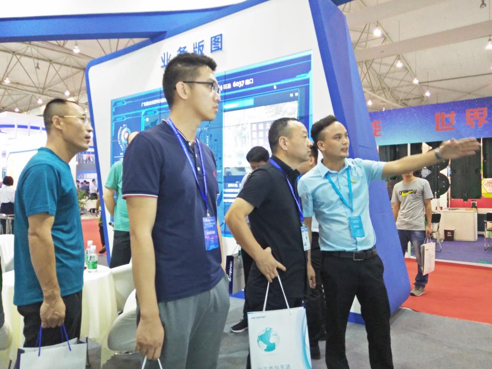 圖8 向嘉賓介紹我司業(yè)務(wù)