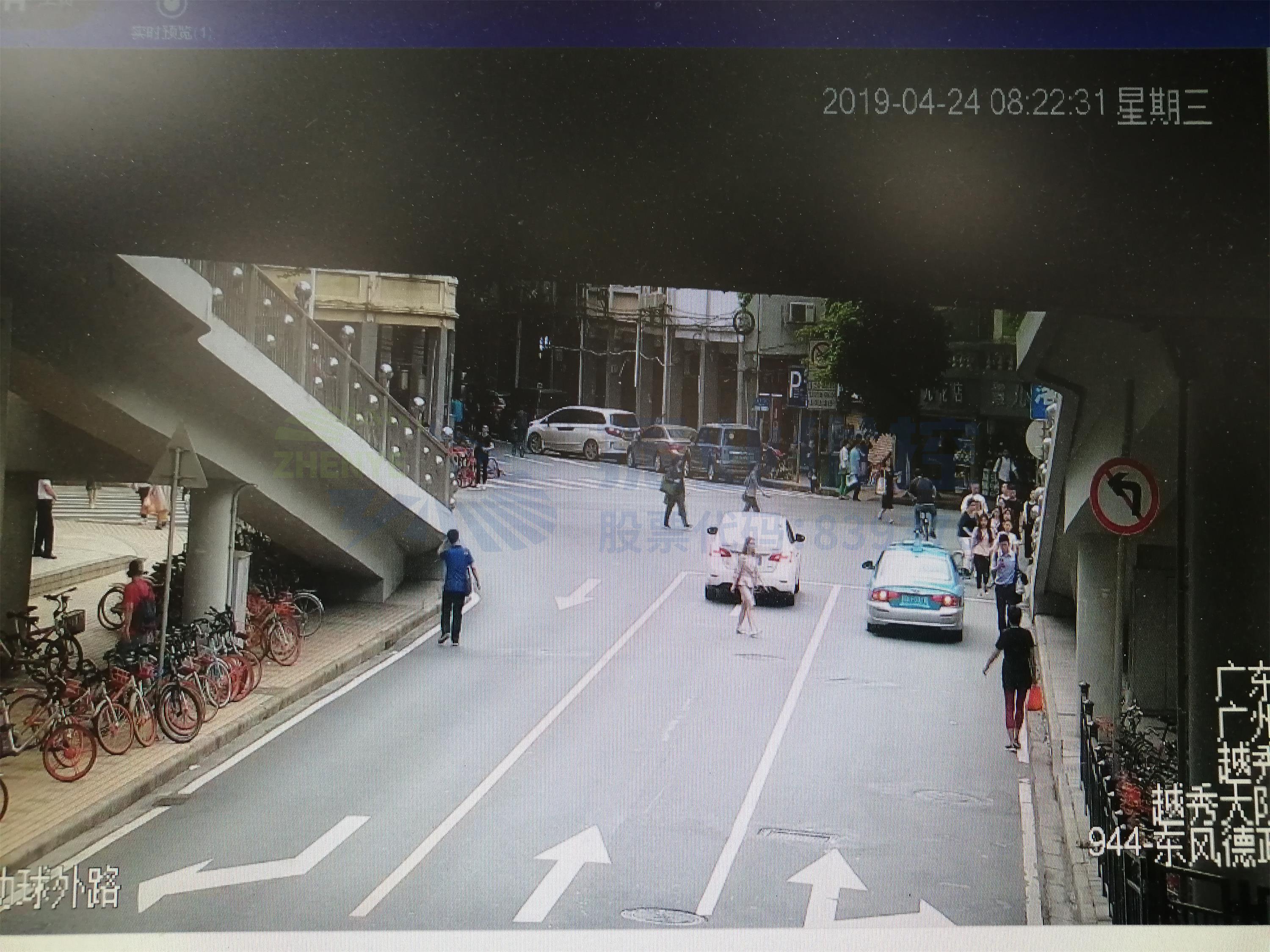 圖2 行人橫穿馬路