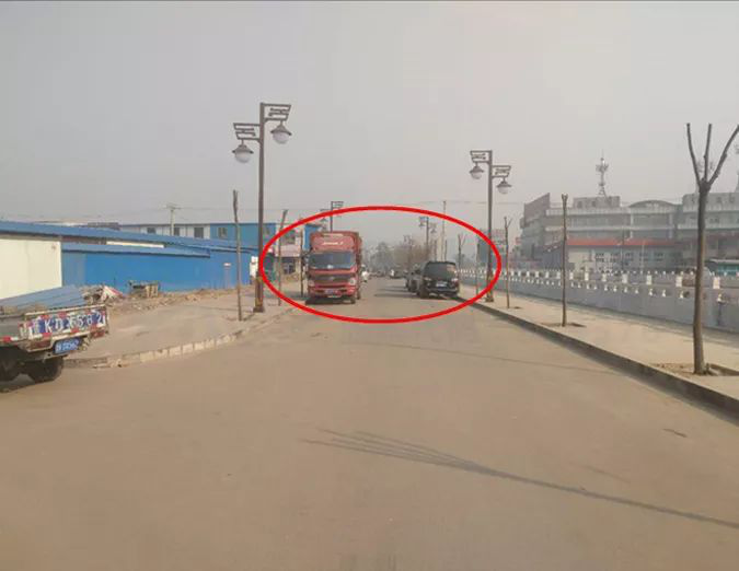 圖4 濱河路亂停車