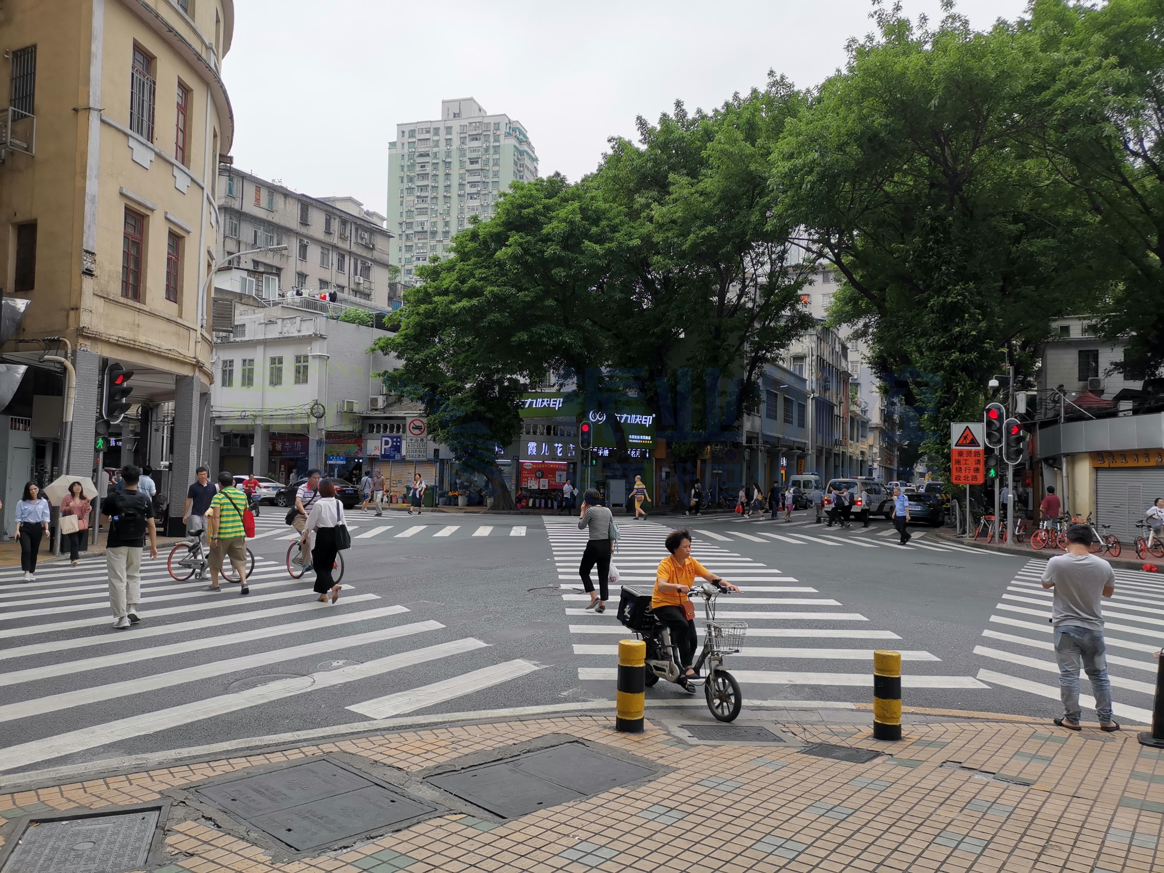 圖3 路口對(duì)角斑馬線示意圖