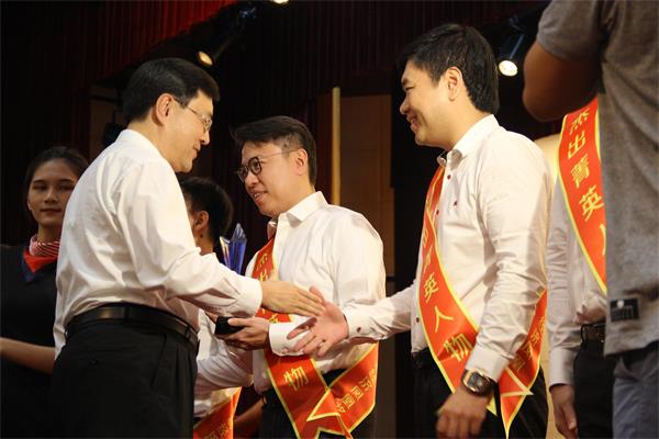 市委書記陳旭東為程華鎮(zhèn)先生頒獎(jiǎng)