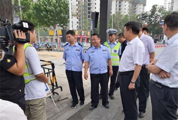 陳少軍副市長在路口調(diào)研