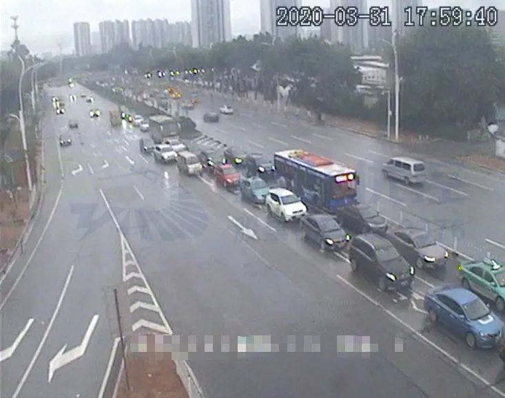 圖3 南進(jìn)口掉頭車輛排隊(duì)長(zhǎng)，阻擋左轉(zhuǎn)車（優(yōu)化前）