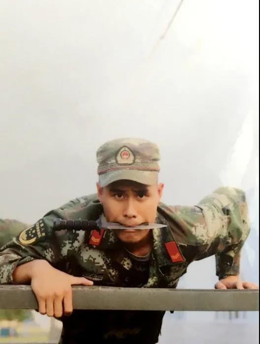 圖10 陳俊斌軍裝照