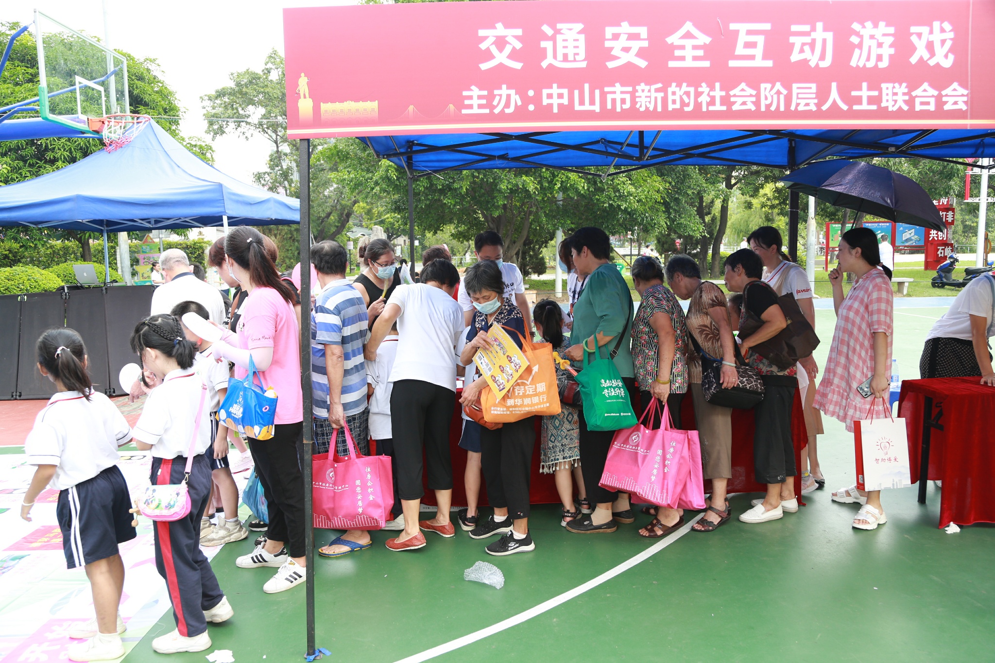 攤位前人頭攢動(dòng)，人氣十足