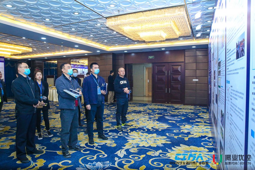 來賓參觀優(yōu)秀案例展示區(qū)