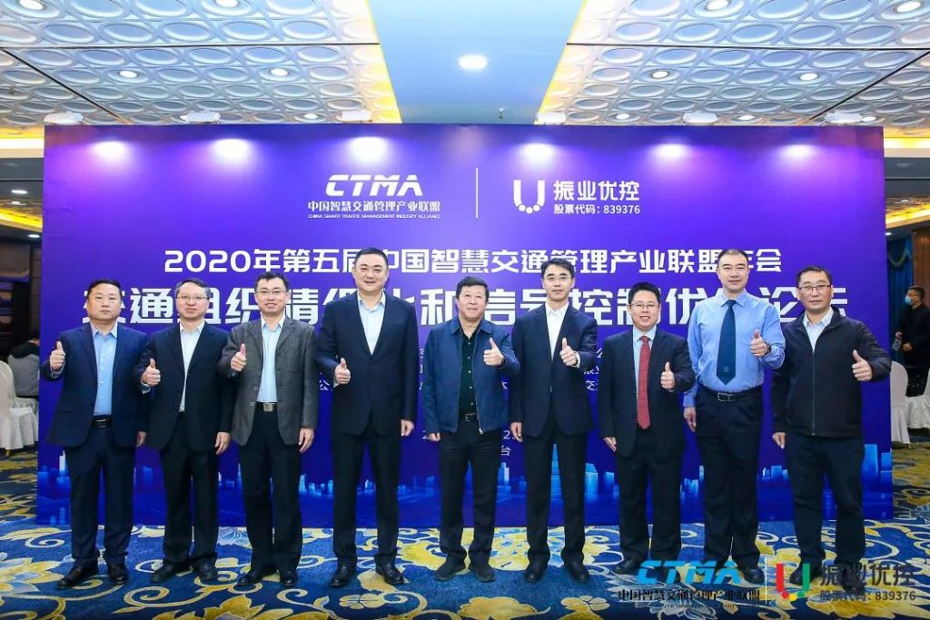 右三：CEO陳寧寧博士，右一：副總裁洪波