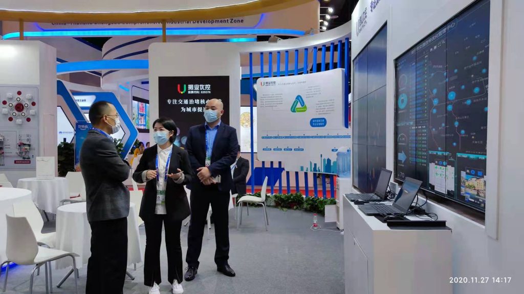 振業(yè)優(yōu)控品牌總監(jiān)修甜甜向客人介紹公司業(yè)務(wù)