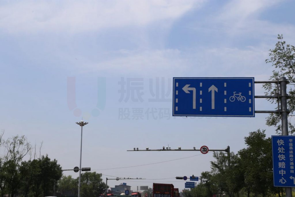 圖12 修建道路兩側(cè)樹枝樹葉，消除標(biāo)志牌遮蔽現(xiàn)象