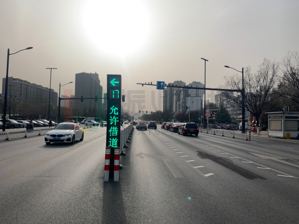 圖6 平峰期間開啟借道左轉(zhuǎn)及可變車道LED屏顯示直行