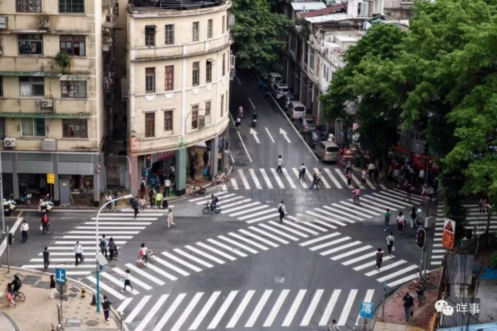 圖1 德政豪賢路口的對(duì)角斑馬線