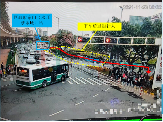圖7 行人在區(qū)政府東門(永旺夢(mèng)樂城)站下車后過街前往地鐵站