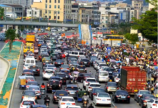 圖9 學(xué)校周邊路段（優(yōu)化前）